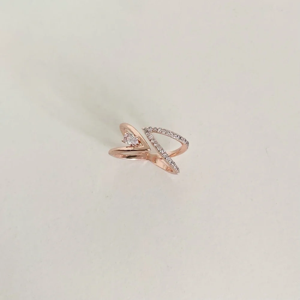 NWOT Rose gold X ring